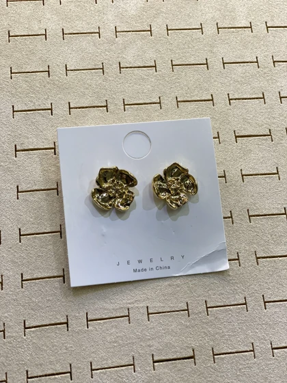 گوشواره گل طلایی کوچک