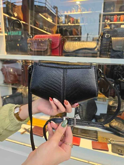 کیف چرم زنانه مثلثی مشکی لیزارد چرم اصل گاوی طراحی خاص