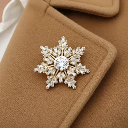 گل سینه زنانه ژوپینگ مدل برف‌آرا طرح دانه‌برف جواهری نگین‌دار طلایی