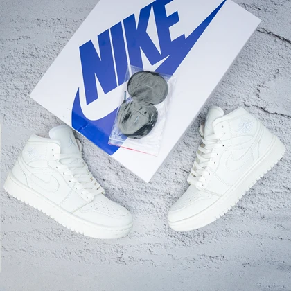کفش کتانی زنانه نایک ایر جردن 1 ساق‌دار سفید (Nike Air Jordan 1 White) کد 2341