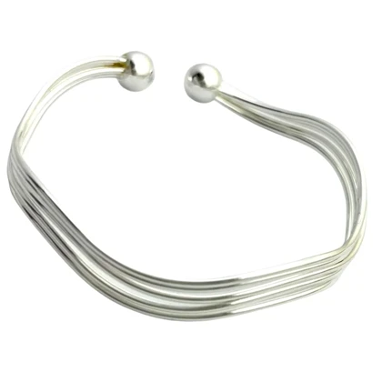 دستبند زنانه بنگل مدل فلوول طرح جریان موجی ظریف نقره‌ای