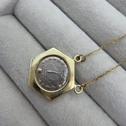 گردنبند طرح سکه قدیمی 6ضلعی خورشید و شیر