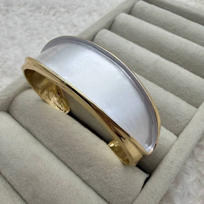 بنگل بیضی مرواریدی با قاب طلایی