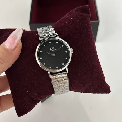 ساعت زنانه دنیل ولینگتون گرد نقره‌ای صفحه مشکی نگینی کد 916