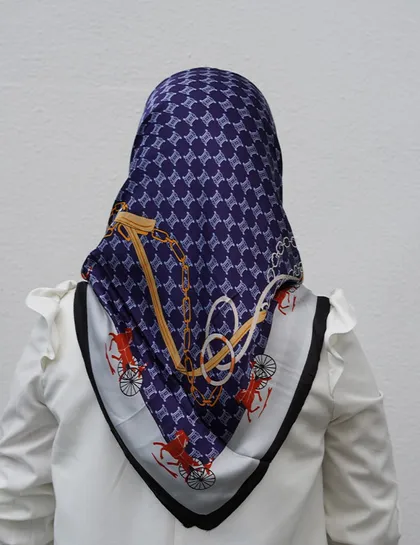 روسری ساتن ابریشم سورمه ای از برند هرمس سمن