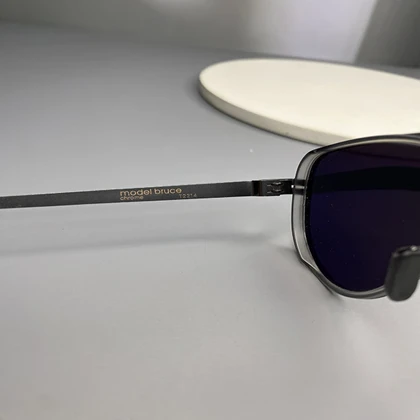 عینک آفتابی آیس‌برلین با فریم تیتانیوم و لنز پلی‌کربنات پلاریزه UV400 انعطاف‌پذیر و نشکن