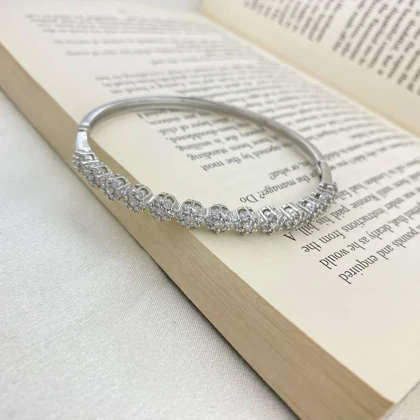 دستبند النگویی زنانه طرح فلاور مدل شکوفه با نگین‌های درخشان ژوپینگ