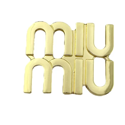 گل سینه زنانه طرح میو میو، ظاهری شیک و خاص