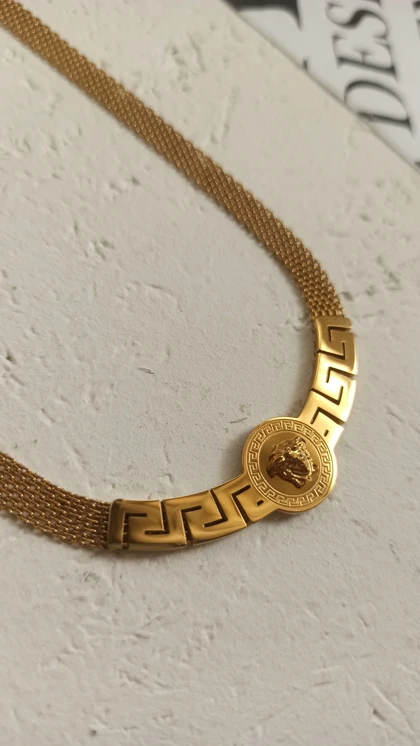 گردنبند استیل ورساچه رنگ طلایی فوق العاده زیبا و خاص کاملا مشابه نمونه طلا اندازه دور گردنبند 50 سانت