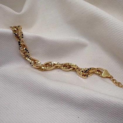 دستبند برند شین مدل «بیضی زرین» | با آبکاری طلای 24 عیار و تراش‌های درخشان