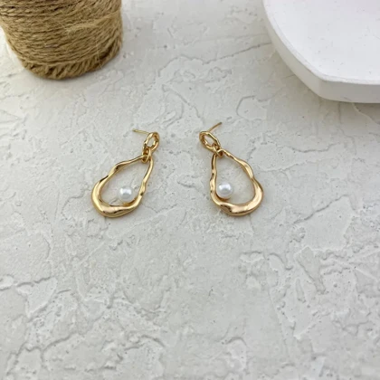 گوشواره زنانه ژوپینگ مدل آیدا طرح قطره‌ای با نگین مروارید و فریم طلایی