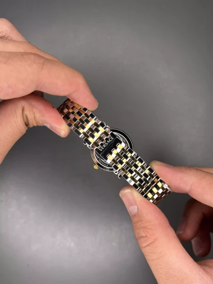 ساعت مچی ورساچه دورحکاکی بند سیلورطلایی صفحه سبز Versace