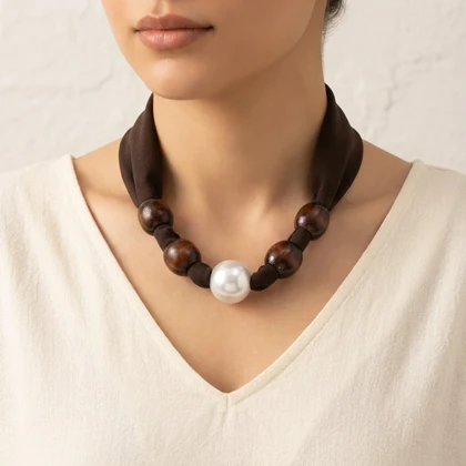 گردنبند زنانه مدل پرلا براون طرح مروارید لوکس با پارچه قهوه‌ای و مهره‌های چوبی