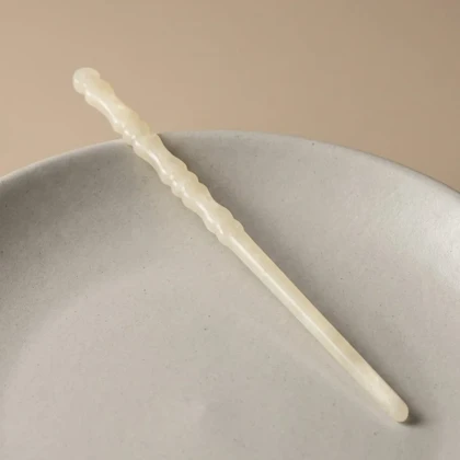 کانزاشی مو زنانه رزینی شفاف شیری با بدنه موج‌دار ظریف مینیمال لوکس مدل لونا