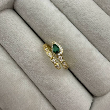 انگشتر طلایی طرح جواهر با نگین سبز زمردی
