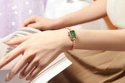 ساعت مچی زنانه جولیوس مدل JA-1437C اورجینال؛ طراحی دستبندی نگین‌دار رزگلد با قاب هشت‌ضلعی و صفحه سبز مرمری