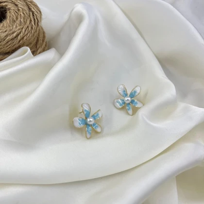 گوشواره زنانه مدل شبنم طرح گل میناکاری مرواریدی آبی و سفید