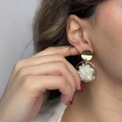 گوشواره گل با قاب گرد طلایی