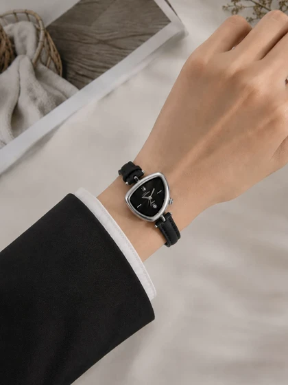 ساعت مچی زنانه دفرمه چرمی کد W458