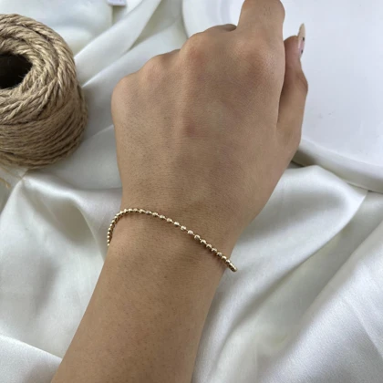 دستبند زنانه ژوپینگ مدل ریتم طرح توپی با آویز قلب و زنگوله رنگ ثابت
