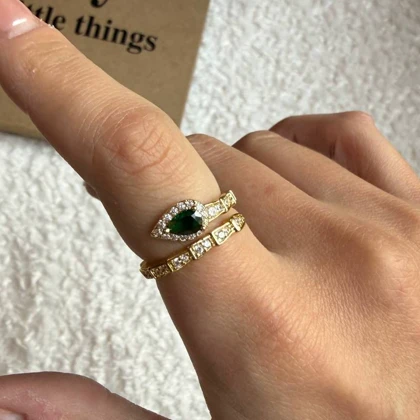 انگشتر طلایی طرح جواهر با نگین سبز زمردی