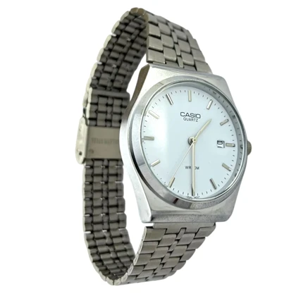 ساعت زنانه نقره‌ای با طرح کاسیو، ظرافت در عین سادگی