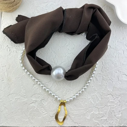 گردنبند زنانه مدل پرلا براون گلد طرح مروارید لوکس با پارچه قهوه‌ای و آویز طلایی