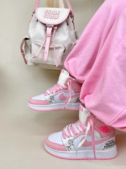 کتانی ساق‌دار زنانه ساق‌دار ایر جردن 1 امضای شیکاگو صورتی 1 NIKE AIR JORDAN کد 912