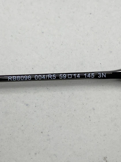 عینک آفتابی ری‌بن RB8096 کلاسیک رنگ مشکی شیشه UV400 و ظاهر خاص