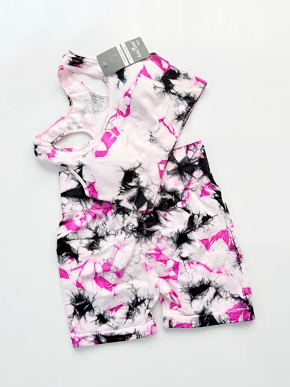 ست ورزشی نیم‌تنه کاپ‌دار و شورتک پشت چروک سیملس