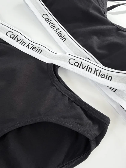 ست نیم‌تنه کاپ‌دار پشت‌باز بندی و شورت اسلیپ بغل باز کلوین کلاین Calvin Klein