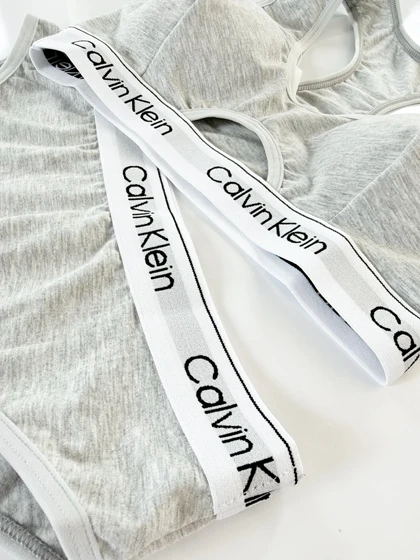 ست نیم‌تنه کاپ‌دار وسط باز و شورت اسلیپ نخ پنبه کلوین کلاین Calvin klein