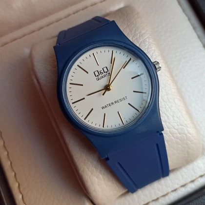 ساعت مچی زنانه ضد آب Q&Q سایز بزرگ بند سرمه ای