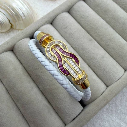 دستبند چرمی چندلایه با گره طلایی نگین‌دار