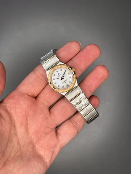 ساعت مچی امگا کانستلیشن بند سیلور رزگلد صفحه سفید اندکس نگین Omega Constellation