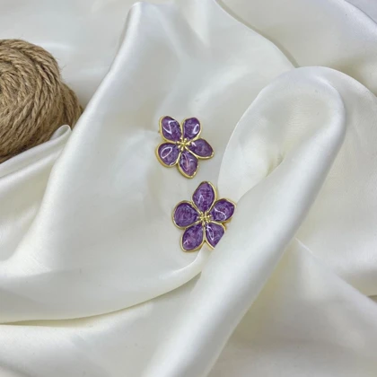 گوشواره زنانه مدل ارغوان طرح گل میناکاری بنفش