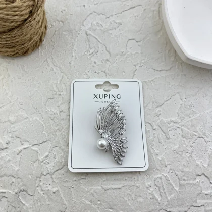 سنجاق سینه زنانه ژوپینگ مدل اوریل فلای طرح پروانه نگین‌دار با مروارید مرکزی