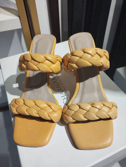 کفش پاشنه‌دار چرم زنانه