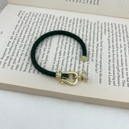 دستبند زنانه شیک با طرح بافت و قفل طلایی