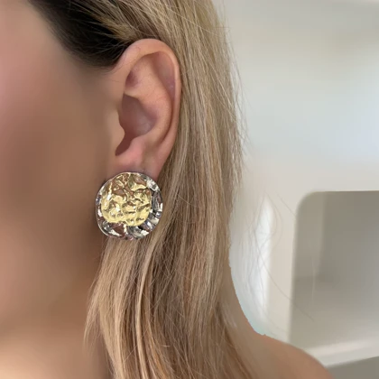 گوشواره دکمه‌ای مدرن طرح مچاله و چکشی دورنگ