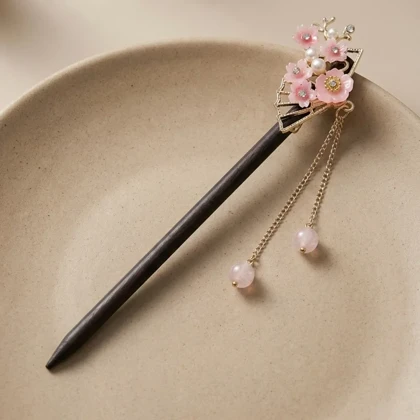 کانزاشی مو زنانه چوبی با طرح گل‌های صورتی و آویز ظریف مدل رزلیا