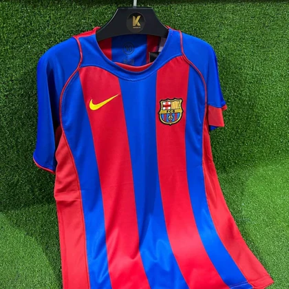 لباس اول بارسلونا 2004-05