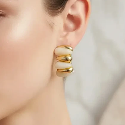 گوشواره زنانه مدل شلورا طرح صدفی با فینیش طلایی