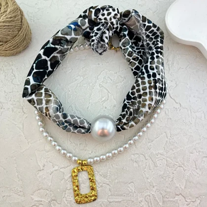 گردنبند زنانه مدل لئوپرلا بلانکا طرح مروارید لوکس با آویز طلایی و پارچه طرح دار