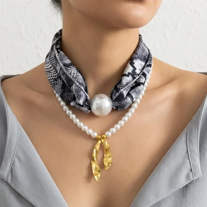 گردنبند زنانه مدل پرلا نوآر گلد طرح مروارید لوکس با پارچه طرح دار طوسی و آویز طلایی چکشی