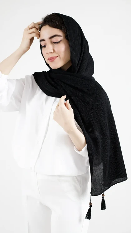 شال پلیسه ای مشکی منگوله‌دار