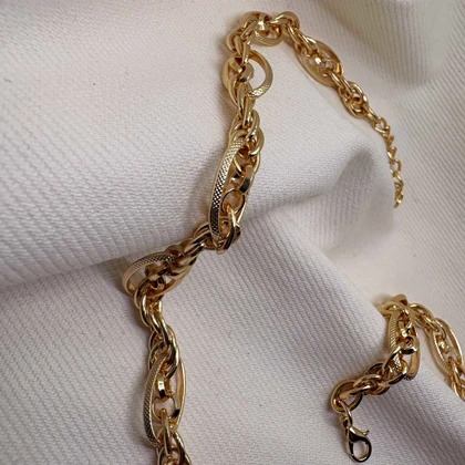 گردنبند برند شین مدل «بیضی زرین» | با آبکاری طلای 24 عیار و تراش‌های الماسی