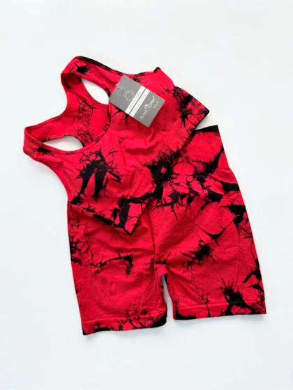 ست ورزشی نیم‌تنه کاپ‌دار و شورتک پشت چروک سیملس