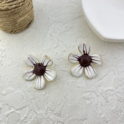 گوشواره زنانه مدل مارلیا طرح گل مینیمال با گلبرگ‌های سفید