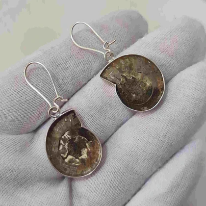 گوشواره نقره با فسیل آمونیت طلایی